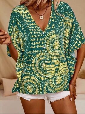 Mandala print V-neck blouse with batwing sleeves / XL